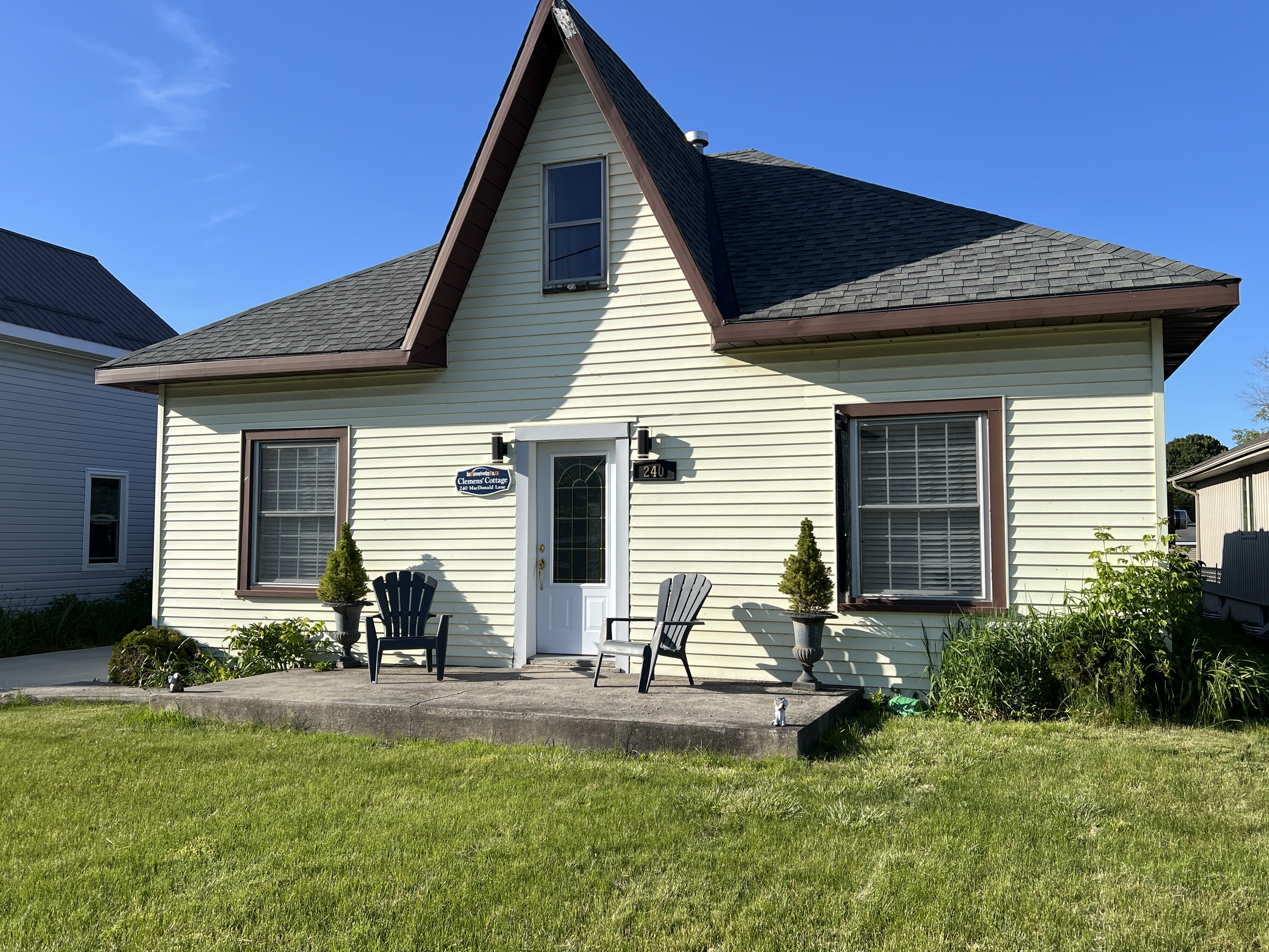 Clemens' Cottage exterior